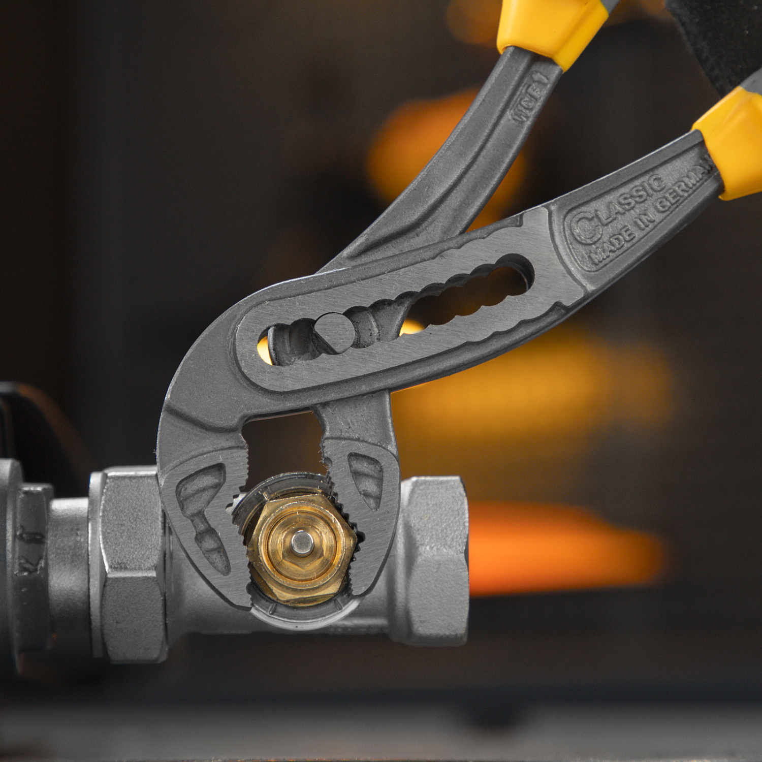 d8b975fd68e027209d22af68fbc4ac9f198069a5_17900_r03