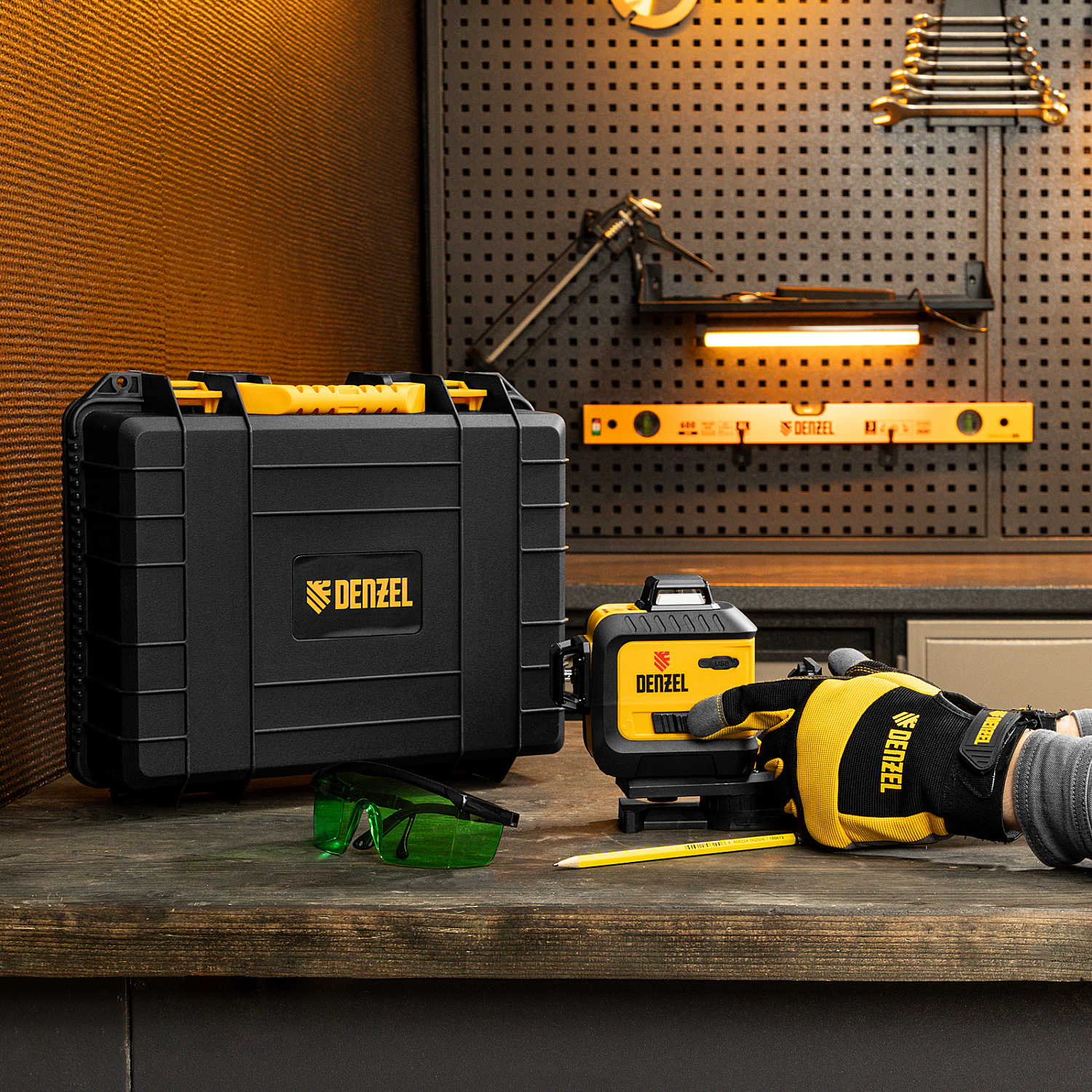 Лазерный уровень мультипризм. LXI 360-2 Green, 30 м, 520 нм, акк. Li 2800 mAh, резьба 1/4"// Denzel